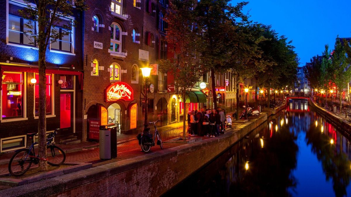 Amsterdam chystá stěhování čtvrti červených luceren do obřího erotického centra na periferii